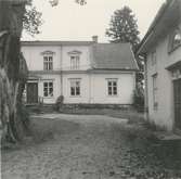 Knapegården, där tidningen Barometerns grundare Jon Engström bodde. Huvudbyggnaden med norra flygelbyggnaden.