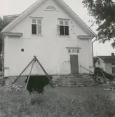 Fasad mot norr, med köksingång på Knapegården, där tidningen Barometerns grundare Jon Engström bodde.