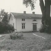 Södra flygelbyggnaden på Knapegården, där tidningen Barometerns grundare Jon Engström bodde.