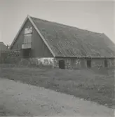 Ladugård med stråtak i Mossberga.