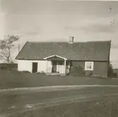 Fattighuset, numera församlingshem, öster om kyrkan.