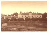 Gamla lasarettet i Kalmar. Invigdes 1878 och ersatte då det gamla hospitalet på Södra Vägen. Dömdes ut som sjukhus under 1930-talet och ersattes av ett nytt lasarett i kv Kungsljuset. Detta sjukhus har sedan byggts om och till och är nu länssjukhus.
Gamla lasarettet fungerade länge som realskola men byggdes i mitten av 2010-talet om till bostäder. I gamla överläkarvillan, till vänster i bild ligger en välbesökt musikpub.