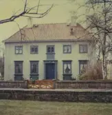 Villan heter Kettorp. Befinner sig i Vimmerby ritad av Ragnar Östberg.
Fasaden mot gården.