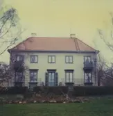 Villan heter Kettorp. Befinner sig i Vimmerby ritad av Ragnar Östberg.
Fasaden mot gården.