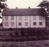 Större bostadshus med mansardtak i Järnsida.