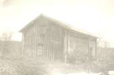 Gammal stuga i Ekelida, byggd omkring 1700. Riven 1925.