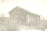 Gammal stuga i Ekelida, byggd omkring 1700. Riven 1925.