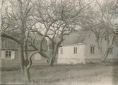 Färjestadens gård. Till vänster handelsboden, till höger flygelbyggnad. Från herrgårdens trädgård.