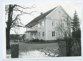 Mangårdsbyggnad  i Tveta från bygatan.