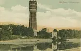 Kolorerat vykort med motiv av gamla vattentornet.