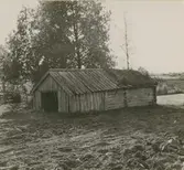 Bastu med ugnen strax innanför ingången till höger och lave längst fram. Foto från norr.