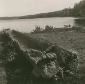 Stocköka av fur uppdragen på stranden år 1933. Längd 6,5 meter. Bredd i aktern 0,62 meter. Akterrummet 53 cm. 3,5 cm fals i fören. 182 cm från yttersta föränden.
