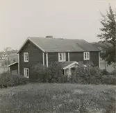 Slagdala nr 1, en sexknutsbyggnad, innehållande rum, kök och förstuga på nedre botten. På baksidan är tillbyggd köksfarstu och kammare. I förstugan är trappuppgång till kammare och nattstuga.