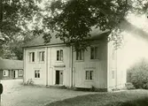 Huvudbyggningen: gårdssidan. Väggar vita. Husets plan moderniserad och förändrad. T.V. gammal flygelbyggnad.