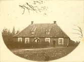 Huvudbyggningen enligt äldre fotografi. Takkuporna och skorstenarna senare borttagna.