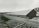 Timmerstockar utanför ett sågverk i Edsbruk.