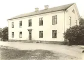 Ringeltaubska skolan i Västra Ed.

Byggnaden avsynades 1844. 
Bygd efter ritning av J,F, Oppman vilken ritning förenklades av stadsbyggmästaren Jonas Jonsson i Västervik som uppförde huset.
Båda ritningarna bevaras i Kyrkoarkivet. 
Putsat trähus genomgåendekorridor i tväraxeln.
