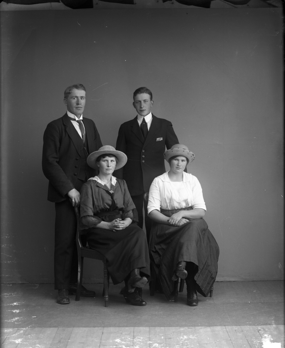 Calla Helena Sundbeck, Ivar Ernst från Elmberg, Vireda, med okänd man och kvinnor.