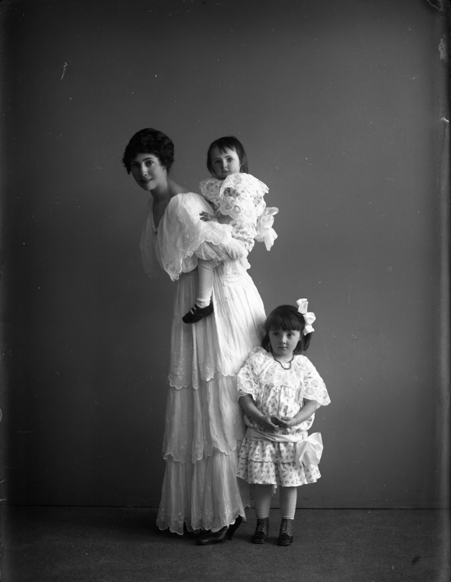 Calla Helena Sundbeck, The Friherrdess Helga von Otter with probably the daughters Birgit (on her back) and Margit.