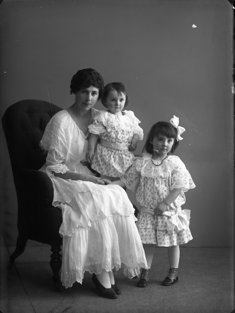 Calla Helena Sundbeck, The Friherrdess Helga von Otter with probably the daughters Birgit (in the Fame) and Margit.
