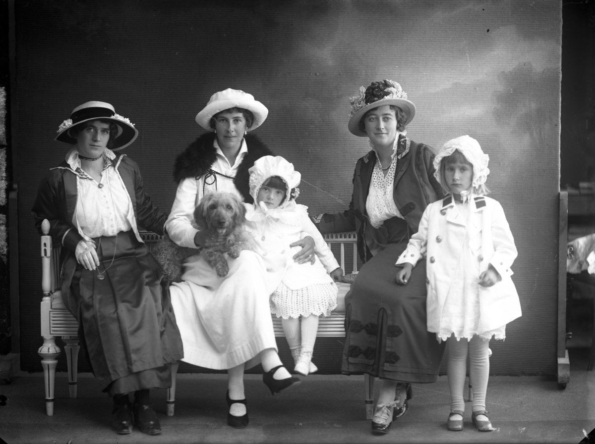 Calla Helena Sundbeck, Friherrinnan Helga von Otter i mitten med hund och sannolikt dottern Margit. I övrigt okända kvinnor och barn.