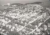 Flygfoto över Borgholm, staden med byggnader kvarter och hamnen.