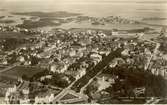 Flygfoto över Kalmar. Staden med bebyggelse och Kalmarsund.