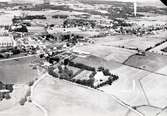 Flygfoto med Dörby kyrka i förgrunden.