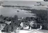 Vy över Björnö herrgård och ladugården.