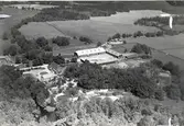 Flygfoto över Strömsrums gård taget 1935. Herrgården och den bevarade flygeln till vänster i bild.