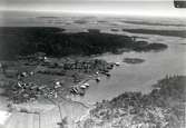 Flygfoto över Tjusts skärgård och en hamn 1935.