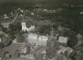 Flygfoto över Fagerhult med kyrkan.