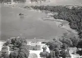 Vy över Björnö herrgård. Björnö Slott ligger naturskönt vid Kalmarsund bara 10 minuter norr om Kalmar.  Gården har anor från 1300-talet och dagens huvudbyggnad byggdes på 1850-talet.