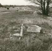 Klovenhälls läge. Till höger avbruten milsten från norr.