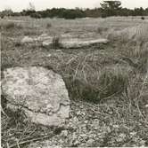 Klovenhälls läge. Till avbruten milsten från väster.