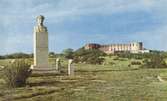 Borgholms slottsruin med bysten av drottning Victoria i förgrunden, på Alvaret.