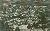 Flygfoto över Kalmar. Malmen med stadsbebyggelse, bostadshus och butiksbyggnader.