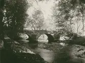 Bro över Hagbyån invid Holmskvarns gård. 
Tagen från gårdsplanen.