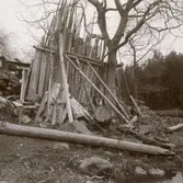 Ett vindskydd i timmer.