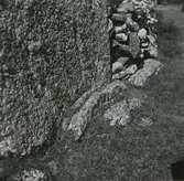 Odens flisor, Gärdslösa socken. Söder om vägen Högsrum-Sättra står stora resta stenhällar väl synliga från vägen. De två största flisorna är 3 respektive 2,5 meter höga. Flisorna som står resta intill varandra har en sammanlagd bredd av 3 meter. På det fält där flisorna står har påträffats vikingatida gravar vilket ger en antydan om monumentets ålder.