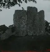 Odens flisor, Gärdslösa socken. Söder om vägen Högsrum-Sättra står stora resta stenhällar väl synliga från vägen. De två största flisorna är 3 respektive 2,5 meter höga. Flisorna som står resta intill varandra har en sammanlagd bredd av 3 meter. På det fält där flisorna står har påträffats vikingatida gravar vilket ger en antydan om monumentets ålder.