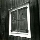 En fönsterlucka till gamla barnhemmet i kvarter Laxöringen.