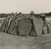 Kalkstensflisor vid hamnen i Stora Rör.