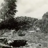 Gravfält på berget 300 meter sydost om Lund, mitt för Gladhammars kyrka.