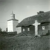 En kyrka, stenkors och lada i Föra.