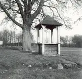 En brunn med pyramidtak.