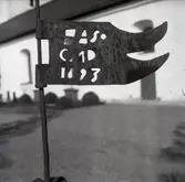 Vindflöjel med årtal 1893 vid Hallingeberg kyrka.