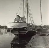 En skonare med livbåt.