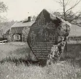Minnessten över folkskolans 100-årsmine. Vid kyrkan i Döderhult. Konstnär: A. Källström.