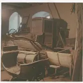 Ett magasin, borgstuga på Kalmar slott med bland annat en släde och kärra.